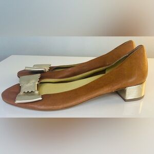 BALLERINA NAPPA LEATHER BICOLOR BLOCK HEEL BOW SANDALS IN TAN/METALLIC